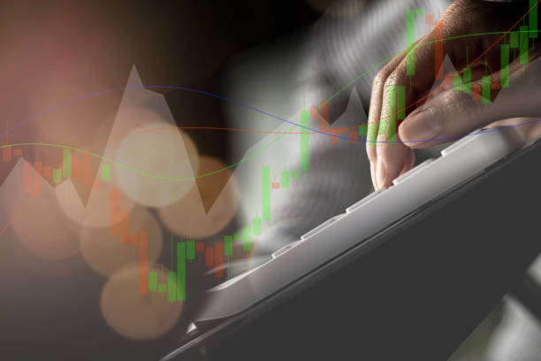 Businesswoman presses a calculator to check data on documents, company financial reports, graphics showing financial and numerical growth data. Financial management to grow and be a profitable concept la empresaria presiona una calculadora para verificar los datos de los documentos, los informes financieros de la empresa, los gráficos que muestran los datos financieros y numéricos de crecimiento. gestión financiera para crecer y ser un concepto renta