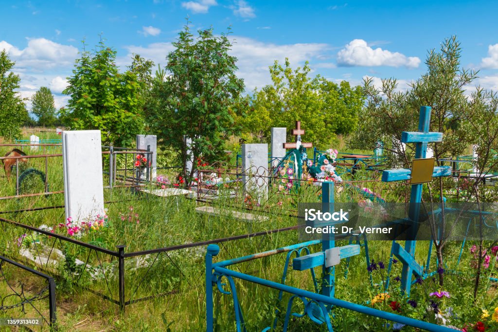 Tombes et arbres dans le cimetière provincial russe - Photo de Cimetière libre de droits Tombes et arbres dans le cimetière provincial russe - Photo de Cimetière libre de droits