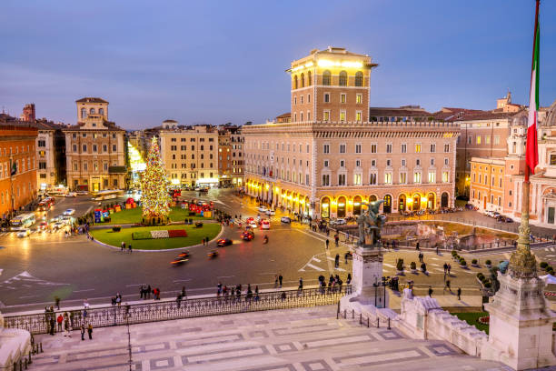 uma bela vista noturna da piazza venezia com uma grande árvore de natal no coração de roma - southern europe public transportation international landmark local landmark - fotografias e filmes do acervo