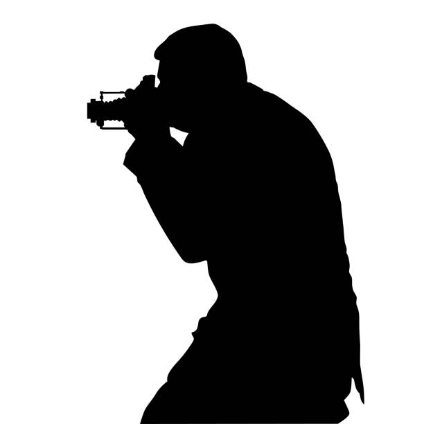 ilustraciones, imágenes clip art, dibujos animados e iconos de stock de silueta de un hombre con una cámara en las manos en la cabeza. fotógrafo con cámara de fotos retro lateralmente. - silhouette photographer photographing photograph