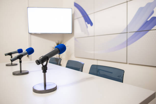 salle de presse - press conference microphone seminar table photos et images de collection