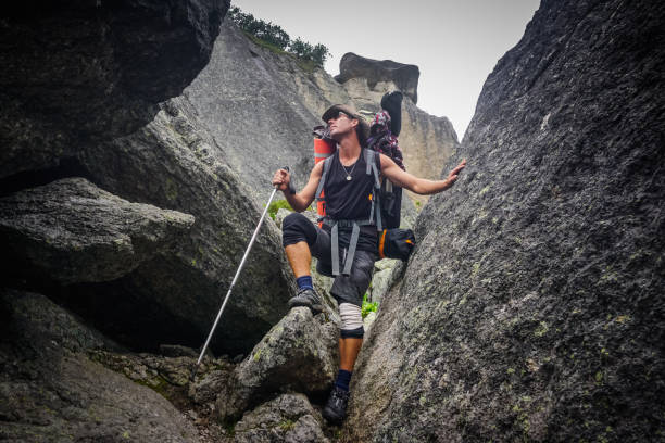 турист прогу�ливается по скалам в заповеднике ергаки - ergaki стоковые фото и изображения