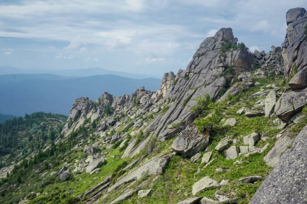 крепость скалы в заповеднике ергаки - ergaki стоковые фото и изображения