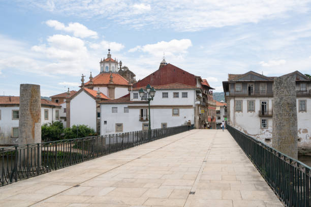 centre historique de la ville de chaves au pont de trajano, portugal - trajano photos et images de collection