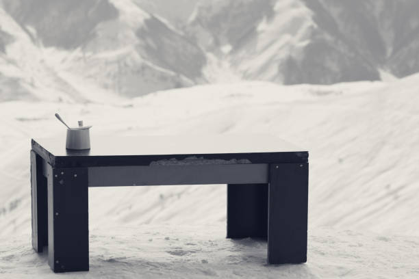 mesa vieja en blanco y negro con azucarero en cafetería al aire libre en la estación de esquí y montañas nevadas - snowboard apres ski snow nobody fotografías e imágenes de stock