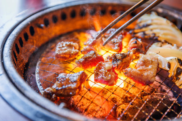 숯 위에 구운 맛있는 고기 - yakiniku 뉴스 사진 이미지