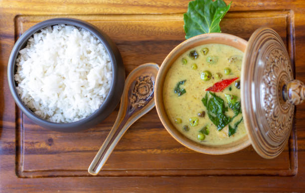 hidangan thai national - chicken green curry disajikan dengan nasi jasmin dalam porselen thailand benjarong yang cantik di atas meja kayu pernis, close up dan tampilan atas vertikal, restoran thailand - masakan santan potret stok, foto, & gambar bebas royalti