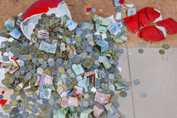 タイルの床に敷設タイの通貨の多数:お金、コイン、紙幣、紙幣。水平な - number 10 gold business paper currency ストックフォトと画像