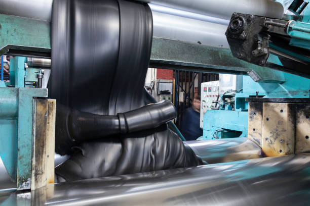 el compuesto de caucho se está preparando en la fábrica de caucho, mezcla de caucho - goma material fotografías e imágenes de stock