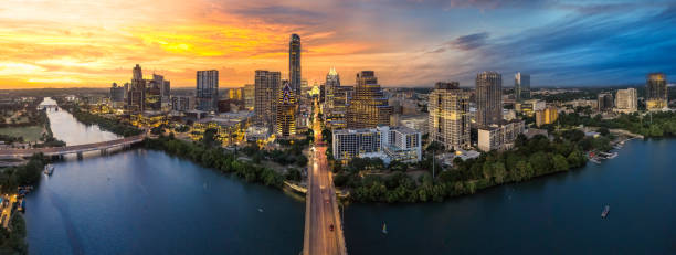 首都と川沿いのダウンタウンオースティンテキサス - austin texas skyline texas cityscape ストックフォトと画像