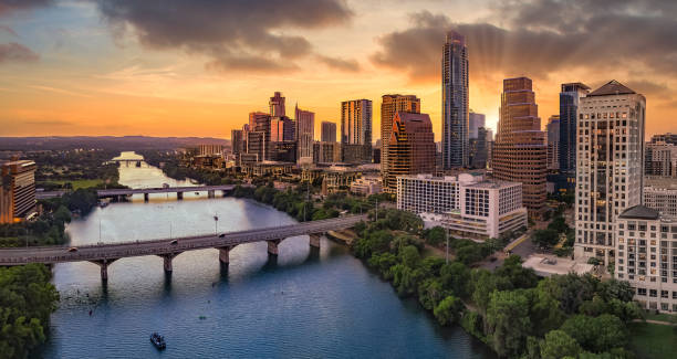 首都と川沿いのダウンタウンオースティンテキサス - austin texas skyline texas cityscape ストックフォトと画像