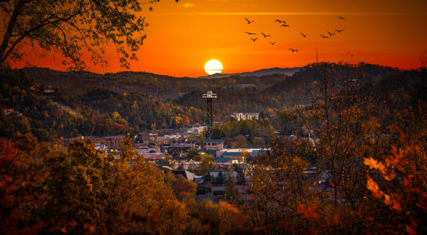 개틀린버그 가미딘부르크 는 prange 일몰 동안 내려다 보기 - gatlinburg tennessee city town 뉴스 사진 이미지