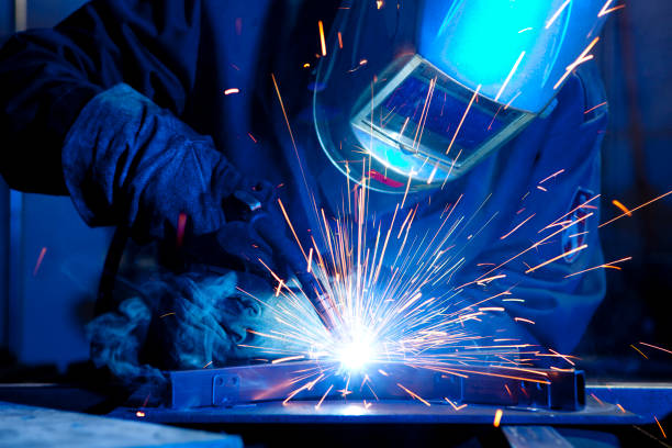 welder erecting technical steel - soldar imagens e fotografias de stock