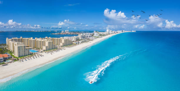 cancun strand mit booten und weißen wolken - famagusta stock-fotos und bilder