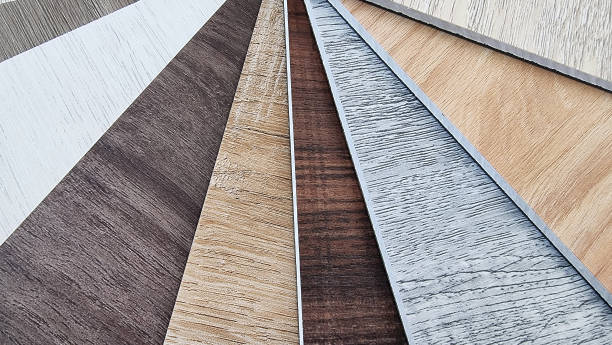 インテリアの改装のための木製のビニールの床のサンプルカタログの異なる色。木製の背景パターン。顧客が選択するためのpvcポリマービニール床タイルサンプル。 - pvc ストックフォトと画像