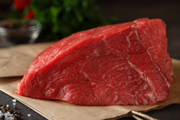 carne de carne crua, filé de bife fresco em fundo escuro - fillet meat portion fillet steak - fotografias e filmes do acervo