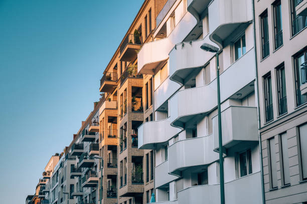 edifícios de apartamentos modernos em berlin-prenzlauer berg, alemanha - restore ancient ways - fotografias e filmes do acervo