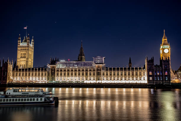 биг-бен и здание парламента, лондон - big ben isolated london england england стоковые фото и изображения