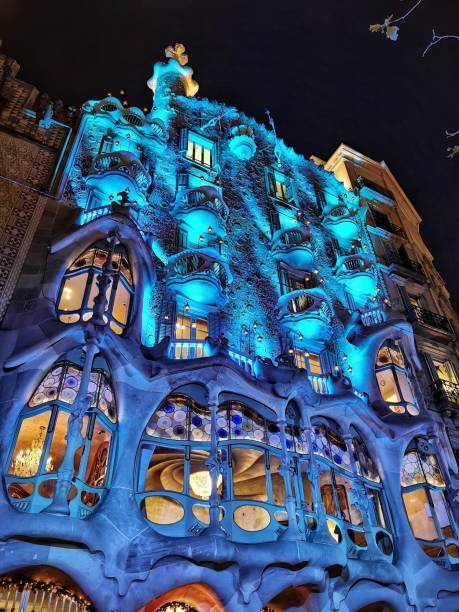 blaues licht in casa batlló bei nacht, barcelona - barcelona antonio gaudi casa battlo spain stock-fotos und bilder