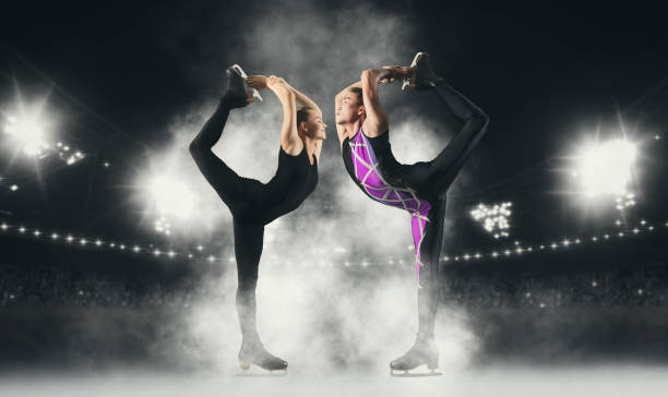 giro de biellmann. patinaje artístico en pareja en acción. banner deportivo - biellmann spin fotografías e imágenes de stock