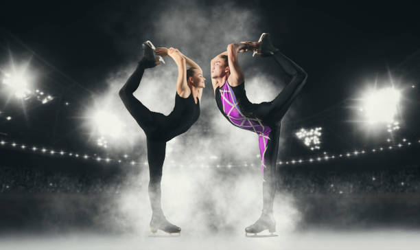 biellmann gira. casal patinando em ação. banner esportivo - biellmann spin - fotografias e filmes do acervo