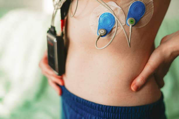 patient mit installiertem holter-monitor - pulse trace arrhythmia electrode listening to heartbeat stock-fotos und bilder