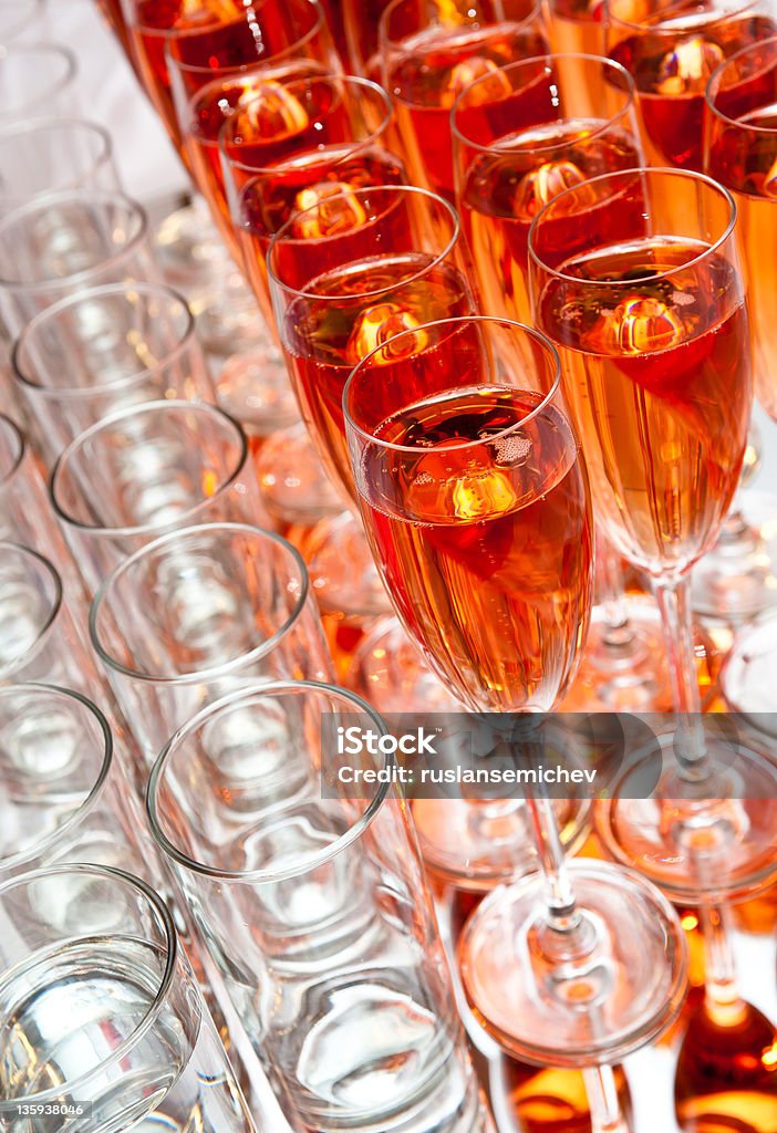 Różowe okulary z szampana na tacy - Zbiór zdjęć royalty-free (Alkohol - napój)