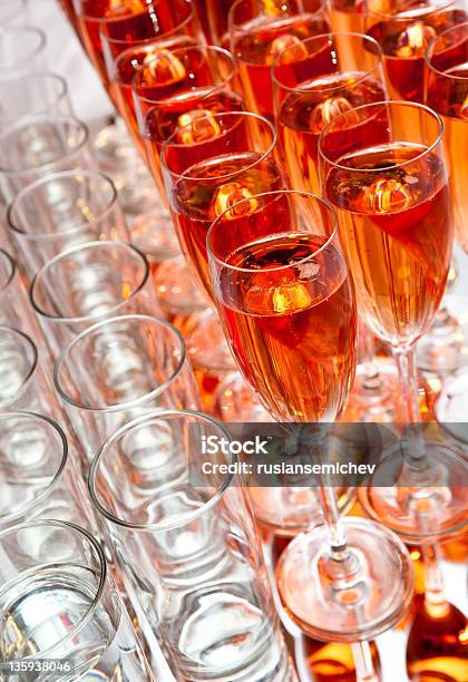 Różowe Okulary Z Szampana Na Tacy - zdjęcia stockowe i więcej obrazów Alkohol - napój - Alkohol - napój, Alkoholizm, Bez ludzi