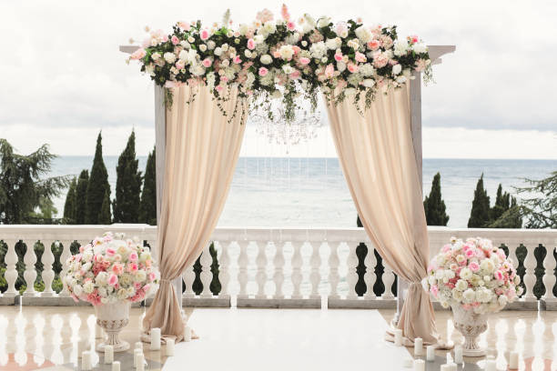 el arco de la boda decorado con flores se encuentra en el lujoso área de la ceremonia de la boda. - altar fotografías e imágenes de stock