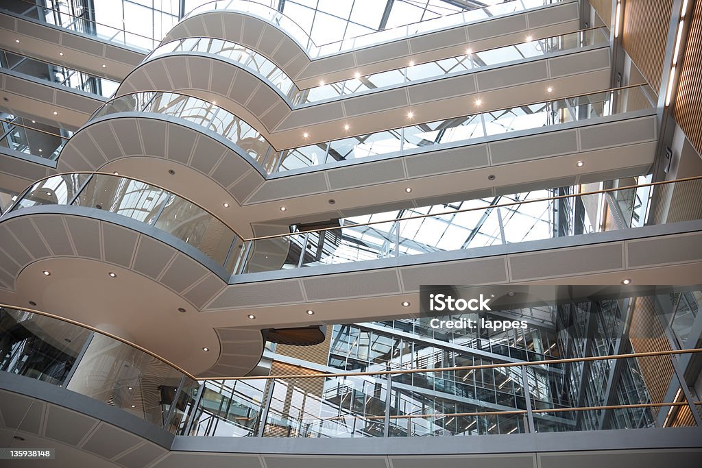 Moderno edificio de oficinas - Foto de stock de Abstracto libre de derechos