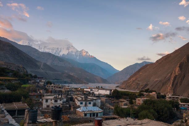 aldeia nepalesa de kagbeni - muktinath - fotografias e filmes do acervo