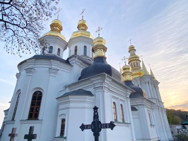 la chiesa della natività della beata vergine maria è un monumento architettonico del 17 ° secolo in stile barocco cosacco. si trova sul territorio della lavra di kiev-pechersk vicino alle grotte lontane. - kyiv orthodox church dome monastery foto e immagini stock