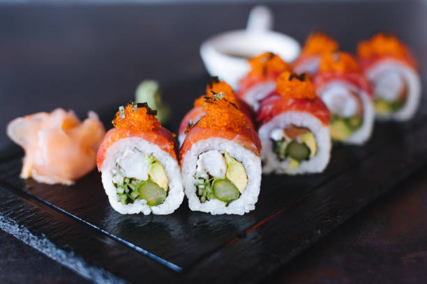 frische sushi-rollen - japanese cuisine appetizer gourmet caviar stock-fotos und bilder