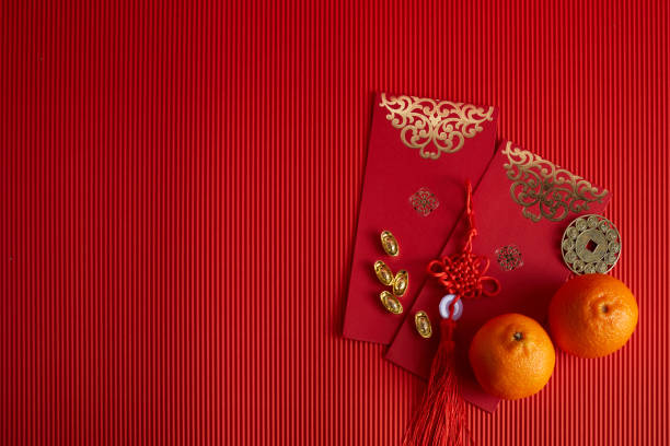 chinesische neujahrsfestdekorationen. orange, rotes paket, auf rotem hintergrund. - chinesisches neujahr fotos stock-fotos und bilder