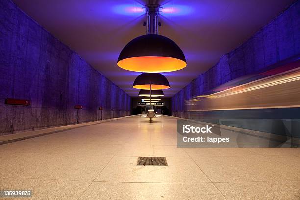Moderna Estação De Metro - Fotografias de stock e mais imagens de A caminho - A caminho, Amarelo, Atividade