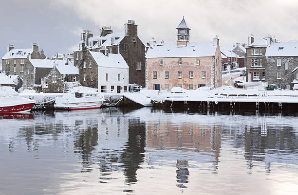 lerwick snow scene - shetlandeilanden stockfoto's en -beelden