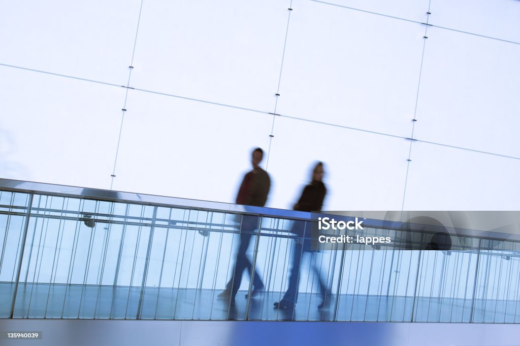 couple marche - Photo de Au-dessus de libre de droits