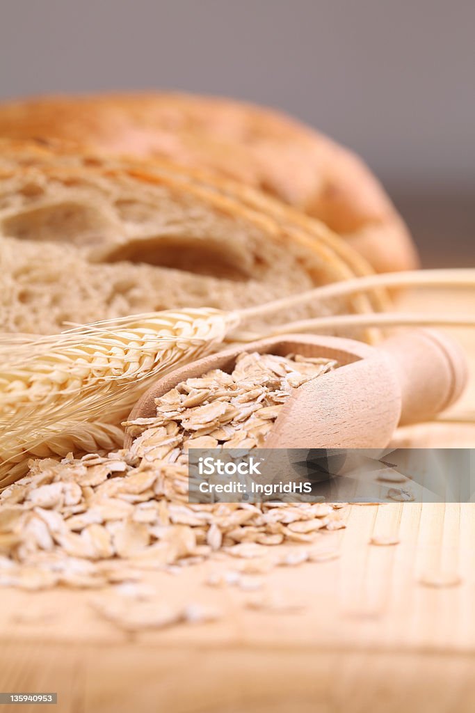 Avoine et du pain fraîchement cuit - Photo de Aliment libre de droits