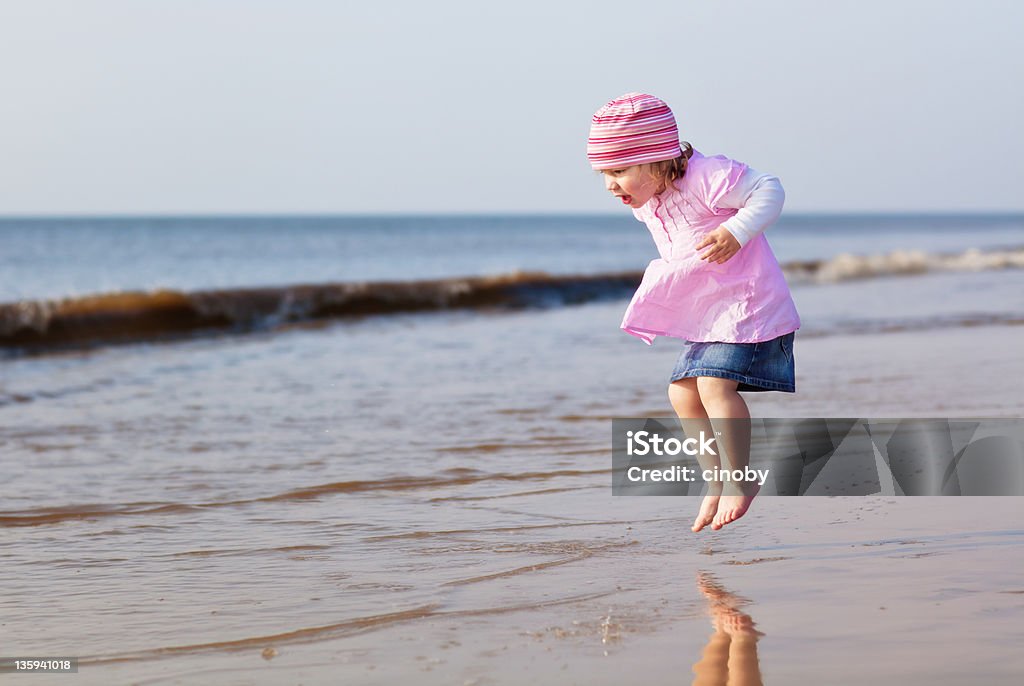 Menina de salto - Foto de stock de Criança pequena royalty-free