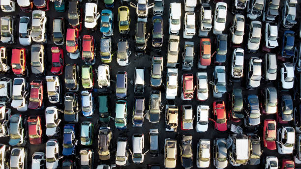 vista aérea de un desguace. los coches antiguos se colocan en filas - jugar a luchar fotografías e imágenes de stock