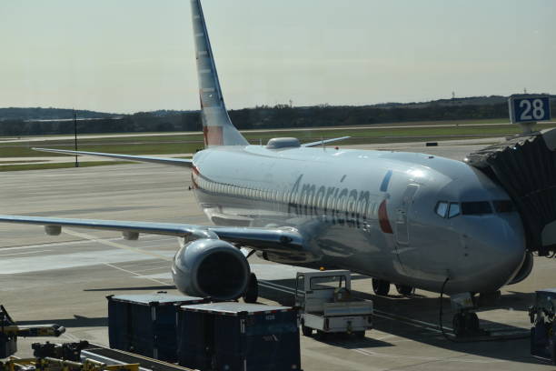 american airlines 737 jet - austin airport fotografías e imágenes de stock
