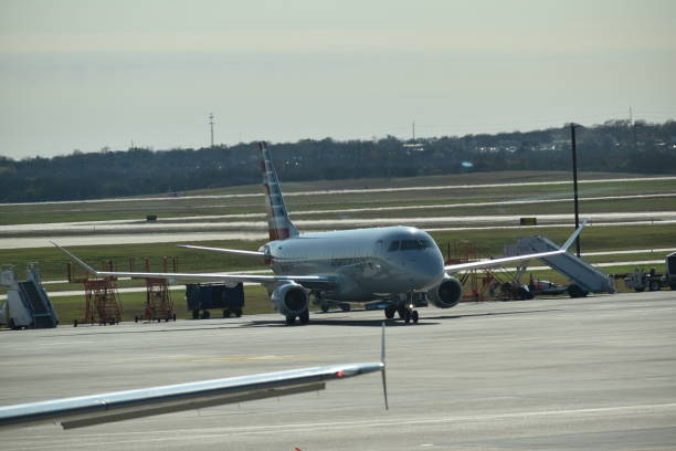 american airlines 737 jet - austin airport fotografías e imágenes de stock