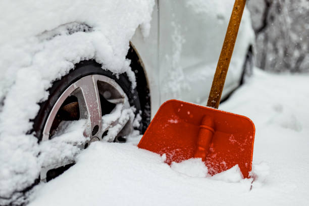 pneumatico invernale. dettaglio dei pneumatici dell'auto in inverno sulla strada coperta di neve. - bloccato foto e immagini stock