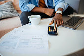 unkenntlicher-mann-der-seine-finanzen-durchgeht.jpg?b=1&s=170x170&k=20&c=zJ5KJK0LFUCctezSQ8uBNos3bTybr18ngNFr6GbHjkA=