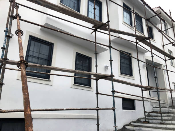 ハウスと足場 - restoring house scaffolding history ストックフォトと画像