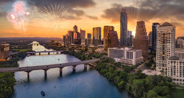 centro de austin texas com fogos de artifício maiúsculas - color image built structure town cityscape - fotografias e filmes do acervo