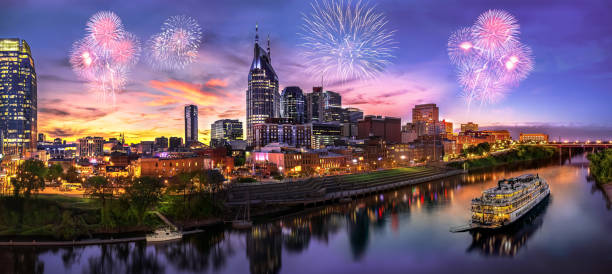 skyline di nashville con tramonto e fuochi d'artificio - cumberland river foto e immagini stock