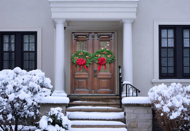 현관과 화려한 현관이있는 겨울에집 - wreath christmas door snow 뉴스 사진 이미지