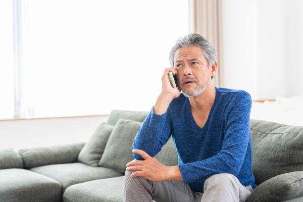 älterer mann, der am telefon spricht,denken - chinese ethnicity ethnic senior adult business stock-fotos und bilder