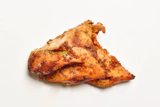 pechuga de pollo tandoori aislada sobre fondo blanco - chicken tandoori fotografías e imágenes de stock